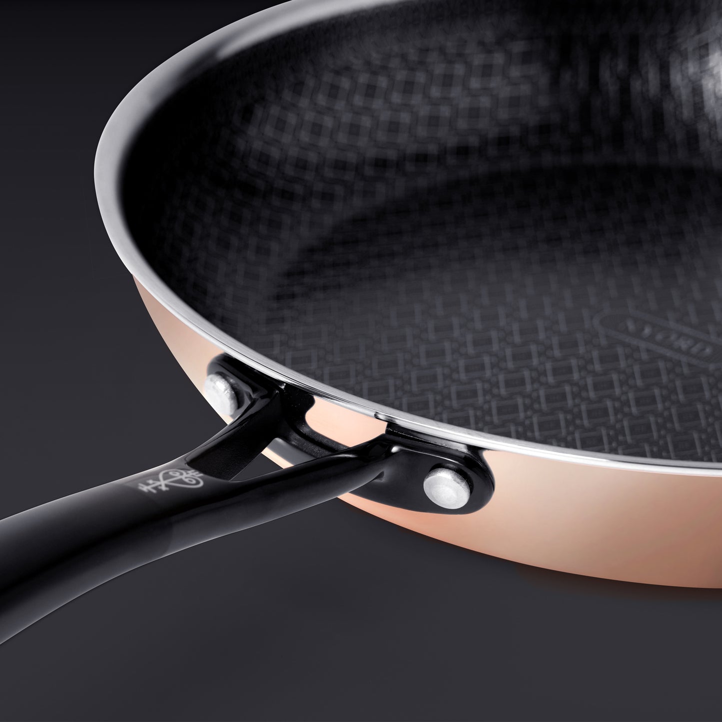 Kupferpfanne mit Antihaftbeschichtung und Wabenstruktur