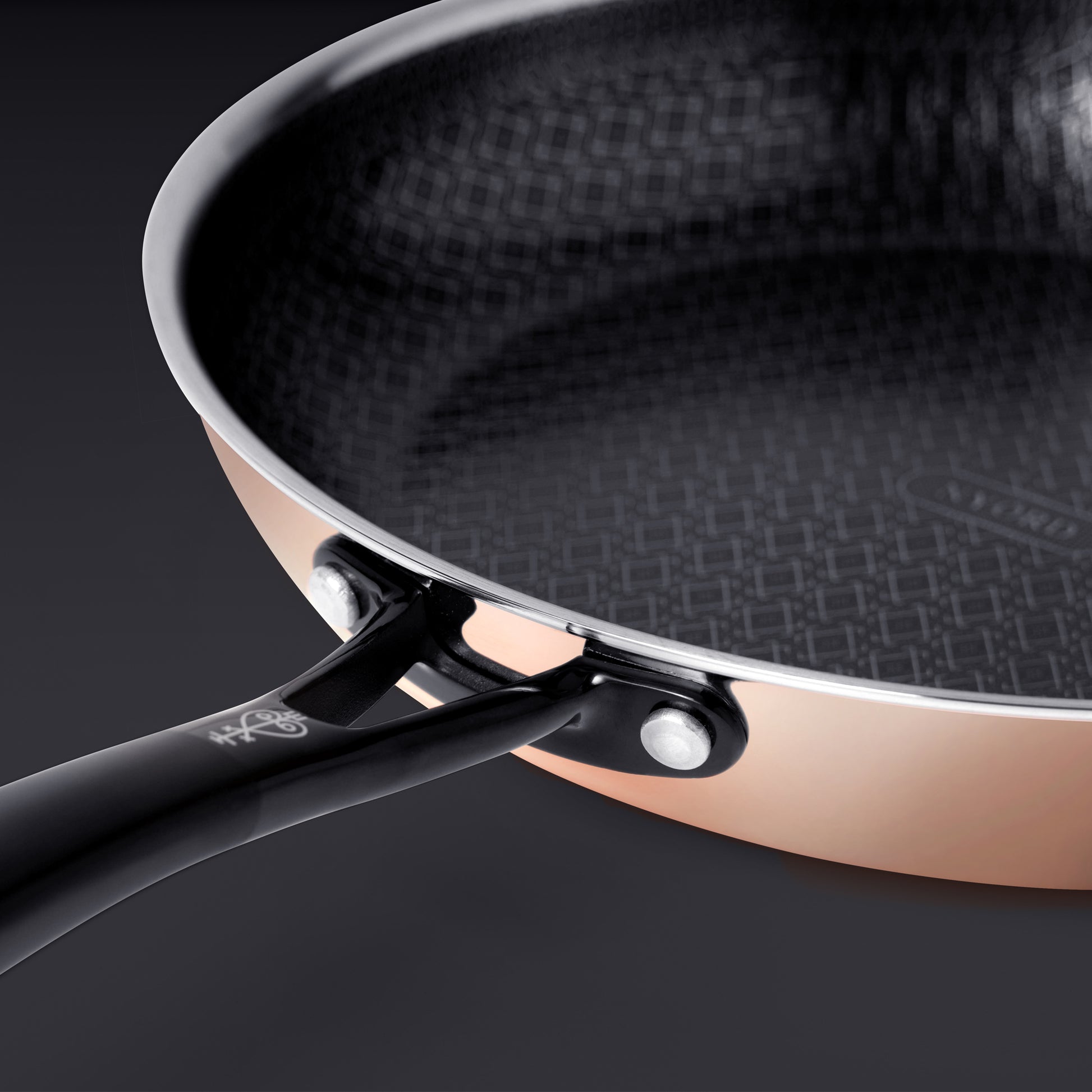 Kupferpfanne mit Antihaftbeschichtung und Wabenstruktur