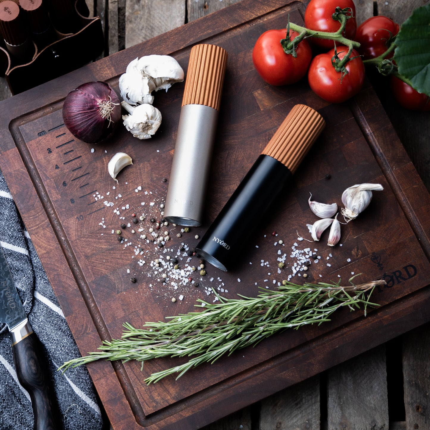 Hochwertige Gewürzmühle aus Edelstahl von Nyord auf einem Schneidebrett