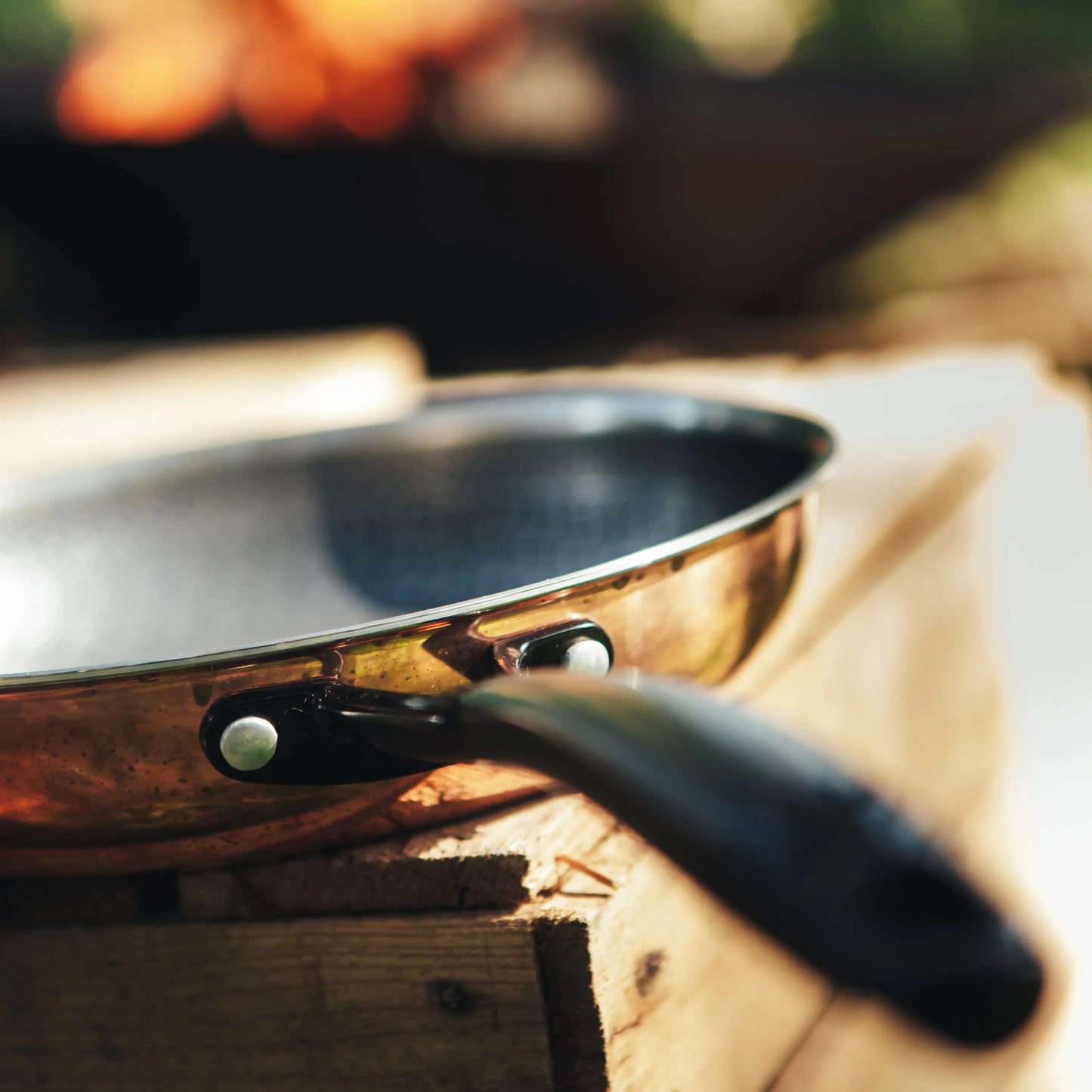 Kupferpfanne mit Antihaftbeschichtung, mit Deckel und Wabenstruktur
