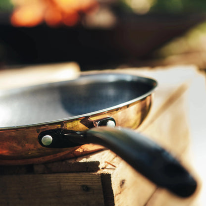 Kupferpfanne mit Antihaftbeschichtung, mit Deckel und Wabenstruktur