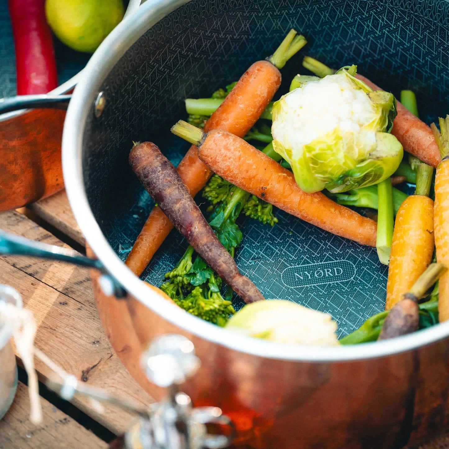 Kupfertopf mit buntem Gemüse