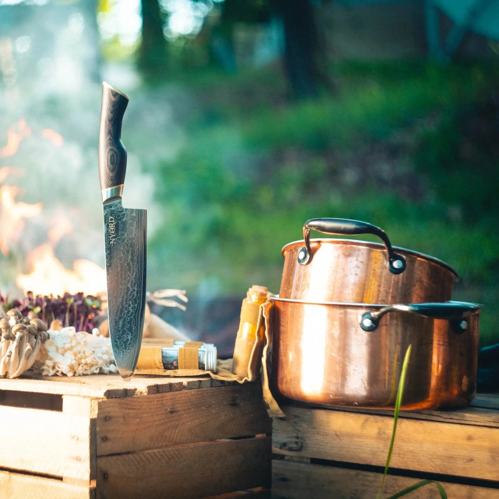 Kupfertopf und Damast Messer