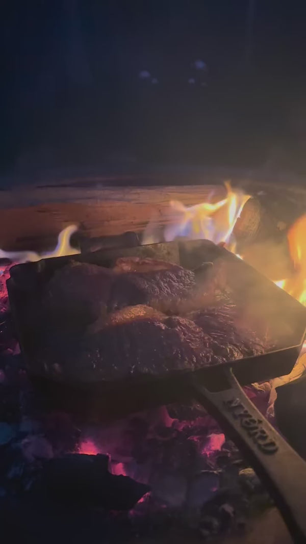 Gusseisen Pfanne von NYORD Steak Zubereitung über offenem Feuer 